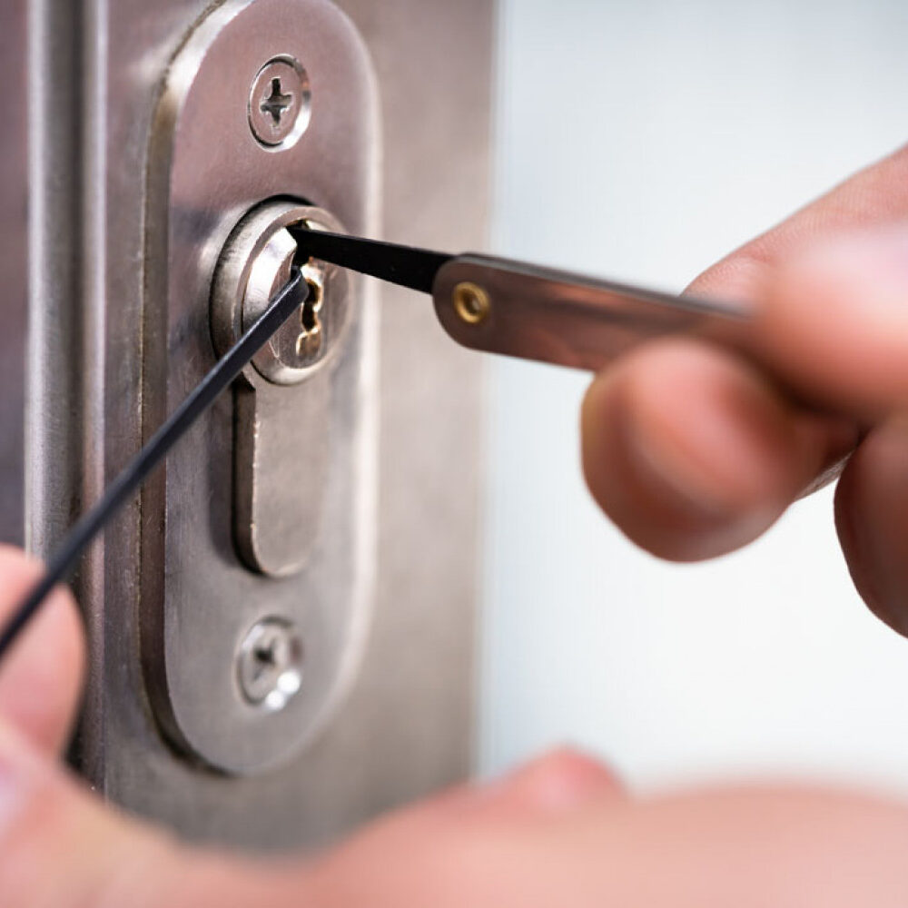 Professional Lcoksmith - Picking a lock